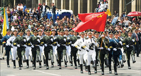 The People's Liberation Army honor guard marches at this year's Mexican Independence Day Parade. 