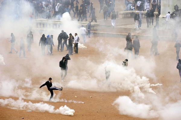 Students clash with the police during a demonstration over pension reforms with private and public sector workers in Lyon October 18, 2010.[Xinhua]