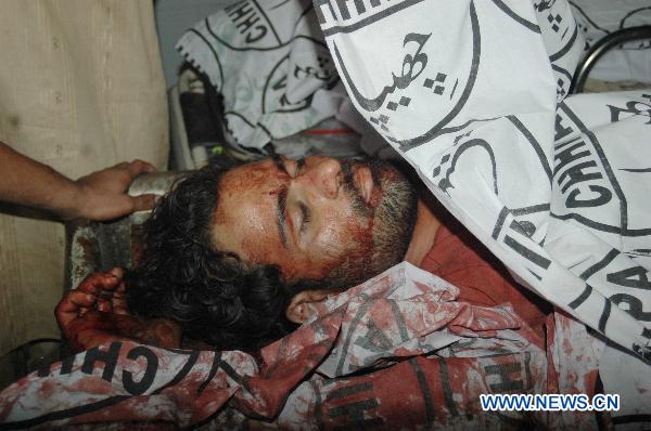 A dead body is seen at a hospital in southern Pakistan's Karachi on Oct. 19, 2010. [Toheed/Xinhua]