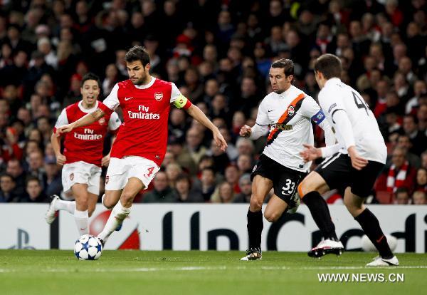 Arsenal's Cesc Fabregas (2nd, L) competes during a group H match against Shakhtar Donetsk at the 2010-2011 UEFA Champions League at the Emirates Stadium in London, England, Oct. 19, 2010. Arsenal won 5-1. (Xinhua/Tang Shi)