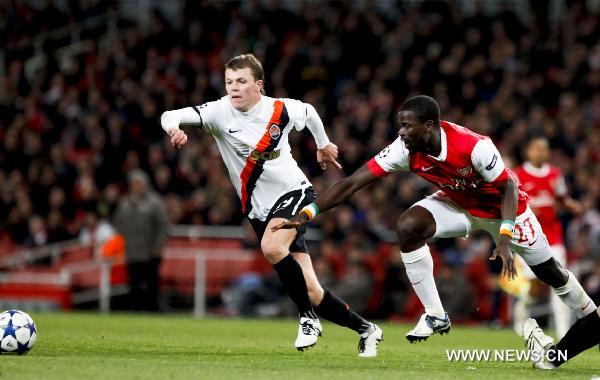 Arsenal's Emmanuel Eboue (R) vies with the ball during a group H match against Shakhtar Donetsk at the 2010-2011 UEFA Champions League at the Emirates Stadium in London, England, Oct. 19, 2010. Arsenal won 5-1. (Xinhua/Tang Shi)