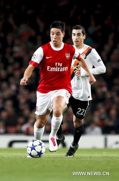  Arsenal's Samir Nasri (L) breaks through during a group H match against Shakhtar Donetsk at the 2010-2011 UEFA Champions League at the Emirates Stadium in London, England, Oct. 19, 2010. Arsenal won 5-1. (Xinhua/Tang Shi)