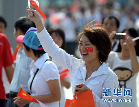 Huizhou residents welcome the Asian Games flame. 