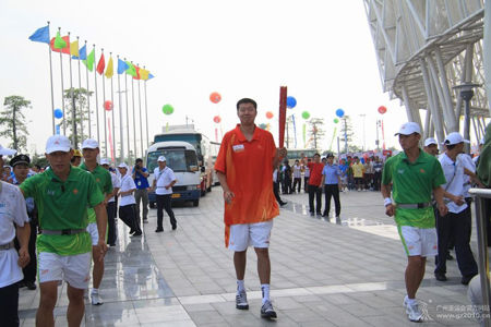 Famous basketball player Wang Zhizhi during the Torch Relay