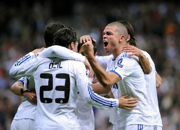 Players of Real Madrid hug to celebrate the goal during their 2010/2011 UEFA Champions League Group G soccer match against AC Milan at Santiago Bernabeu stadium in Madrid, capital of Spain, Oct.19, 2010. Real Madrid won 2-0. (Xinhua/Chen Haitong)