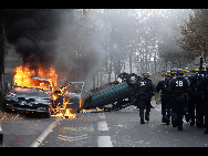 Sporadic violence erupted Tuesday between young demonstrators and riot police in Paris' suburb.[Sina]