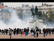 Sporadic violence erupted Tuesday between young demonstrators and riot police in Paris' suburb.[Sina]