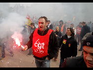 Sporadic violence erupted Tuesday between young demonstrators and riot police in Paris' suburb.[Sina]