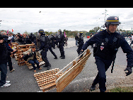 Sporadic violence erupted Tuesday between young demonstrators and riot police in Paris' suburb.[Sina]