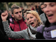 Sporadic violence erupted Tuesday between young demonstrators and riot police in Paris' suburb.[Sina]