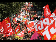 Sporadic violence erupted Tuesday between young demonstrators and riot police in Paris' suburb.[Sina]