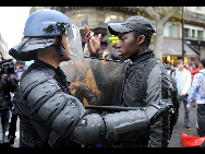 Sporadic violence erupted Tuesday between young demonstrators and riot police in Paris' suburb.[Sina]