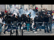 Sporadic violence erupted Tuesday between young demonstrators and riot police in Paris' suburb.[Sina]