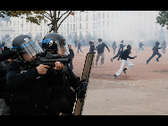 Sporadic violence erupted Tuesday between young demonstrators and riot police in Paris' suburb.[Sina]