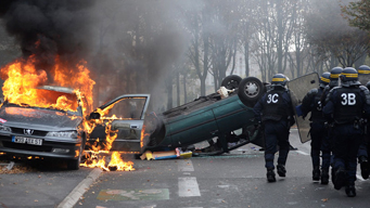 Sporadic violence erupted Tuesday between young demonstrators and riot police in Paris' suburb.[Sina]