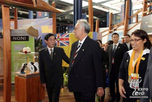 Officials visit the Niue Pavilion. 