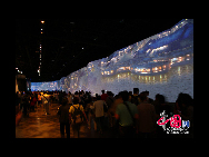 The animated remake of the famous Song Dynasty scroll painting, Along the River During the Qingming Festival, draws crowds to the already-popular China Pavilion at the Shanghai 2010 Expo. It spans 130 meters, with a height of 6.3 meters -- 30 times the original work. [Photo by Yang Dan]