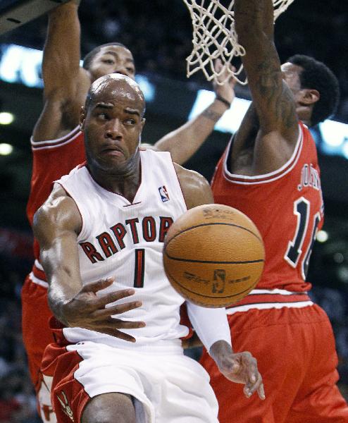 Toronto Raptors guard Jarrett Jack (L) launches a pass during the first half of an NBA preseason basketball game in Toronto, Oct. 20, 2010.(Xinhua/Reuters Photo)