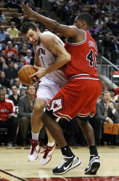  Toronto Raptors Andrea Bargnani drives against Chicago Bulls Kurt Thomas (R) during the first half of their NBA preseason basketball game in Toronto, October 20, 2010. [Xinhua/Reuters Photo]