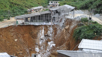 A lime powder plant in Longyan, Eastern Fujian Province collapsed. Six workers were missing in the cave-in, and a rescue operation is underway despite a slim chance of survival.