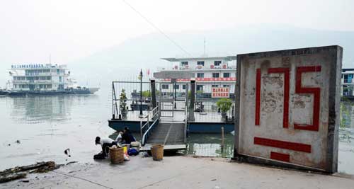 The water behind the Three Gorges Dam is approaching its target level of 175 meters in Chongqing's Yunyang county on Monday. [China Daily] 