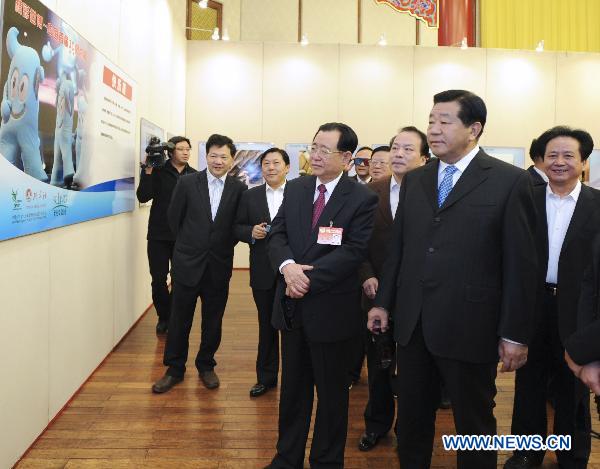 Top Chinese political advisor visits photo exhibition at Expo