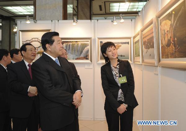 Top Chinese political advisor visits photo exhibition at Expo