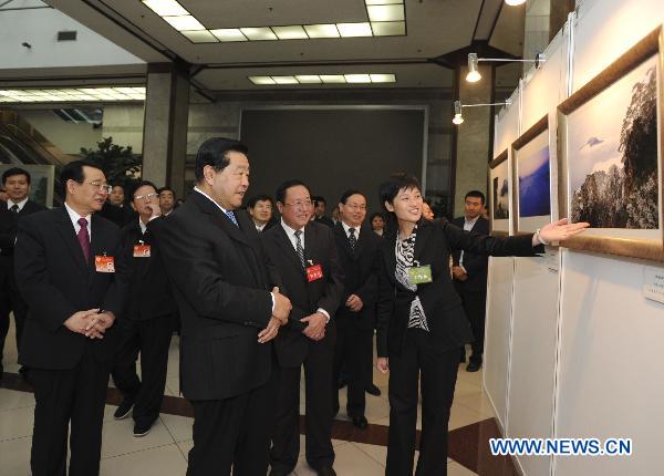 Top Chinese political advisor visits photo exhibition at Expo