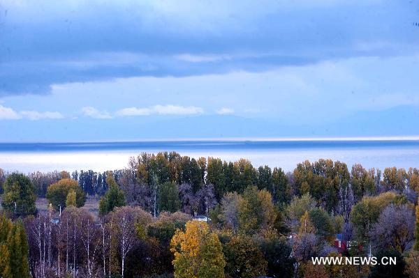 Photo taken on Oct. 20, 2010 shows the autumn scenery around the Issyk-Kul lake in Cholpon-Ata, Kyrgyzstan. [Xinhua/Sadat]