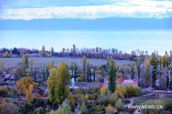 Photo taken on Oct. 20, 2010 shows the autumn scenery around the Issyk-Kul lake in Cholpon-Ata, Kyrgyzstan. [Xinhua/Sadat]