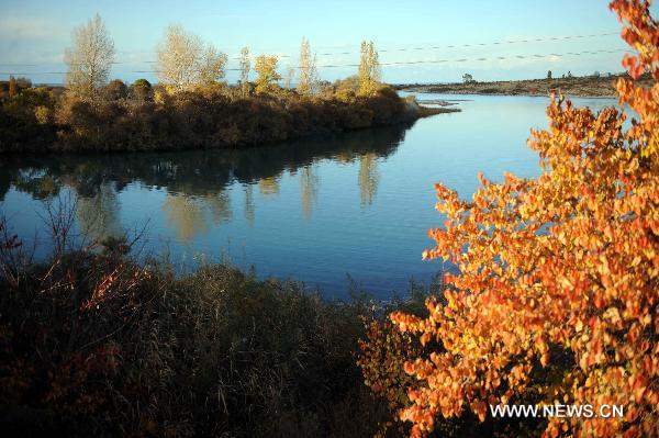 Photo taken on Oct. 20, 2010 shows the autumn scenery around the Issyk-Kul lake in Cholpon-Ata, Kyrgyzstan. [Xinhua/Sadat]