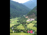 Also known as Zhongdian, Shangri-La is a small, primarily Tibetan town in north-west Yunnan Province. 'Shangri-La' in Tibetan means the 'sun and moon in heart', an ideal home only found in heaven. It is a sacred scenic region blessed with majestic mountains. The lofty and continuous snowy mountains, steep and grand gorges, endless grasslands, azure lakes and the pastoral villages in this area always leave a deep impression to visitors. [Photo by Niu Le]