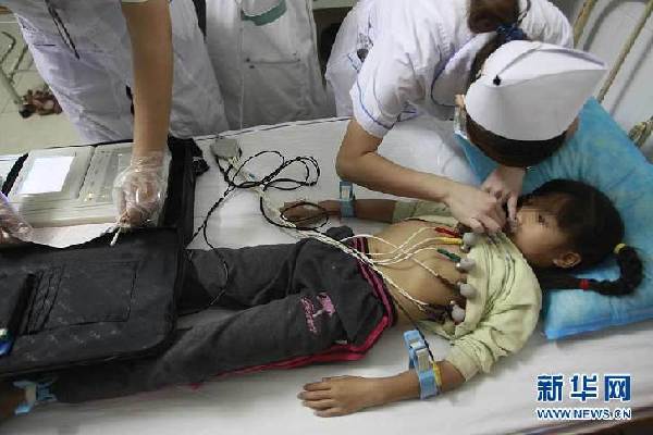 One pupil is being examined by doctors in hospital after after falling from a two-storey teaching building in south China's Guangxi Zhuang Autonomous Region Thursday. [Xinhua] 