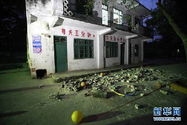 Twenty-seven pupils were injured, including four in serious condition, after falling from a two-storey teaching building in south China's Guangxi Zhuang Autonomous Region Thursday. [Xinhua] 