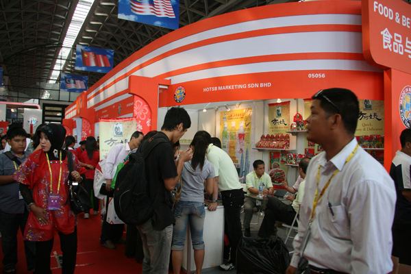 Visitors at the Philippines Pavilion. [China.org.cn]