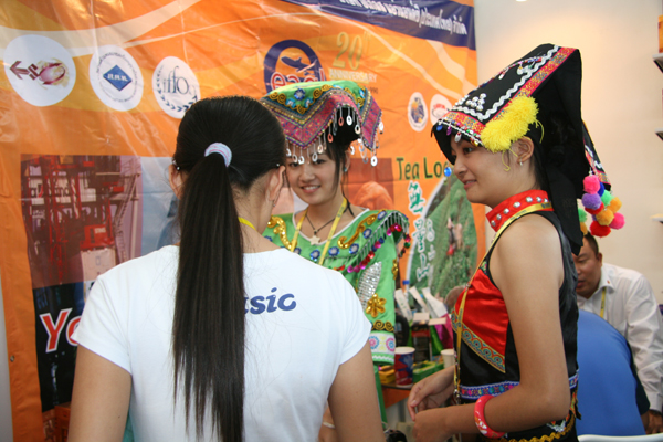 Women in traditional folk clothes introduce exhibits at the Thailand Pavilion. [China.org.cn]