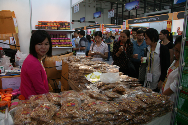 An exhibition booth at the Thailand Pavilion sells snacks. [China.org.cn]