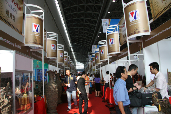 Visitors at the Vietnam Pavilion. [China.org.cn]