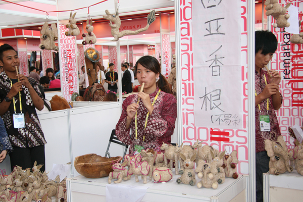 Indonesian crafts on display at the Indonesia Pavilion. [China.org.cn]