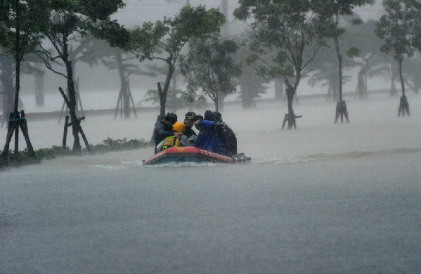 People have been evacuated from their flood-striken areas in Yilan County, Taiwan, Oct 21, 2010 as super Typhoon Megi arrived. More than 500 mainland tourists have been stranded in Taiwan by heavy rains brought by typhoon Megi since Thursday, with at least 19 of them out of contact.     