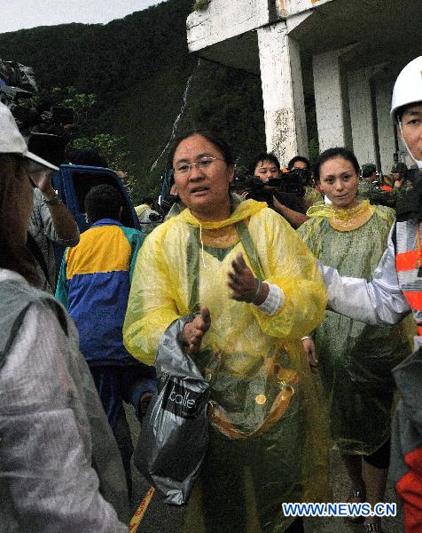 Tourists are rescued from the landslide site on the Suhua Highway in Taiwan, southeast China, Oct. 22, 2010. According to the lastest statistics from Taiwan&apos;s emergency operation center, more than 400 tourists from the Chinese mainland were stranded because of the landslide. Seventy people have been evacuated from the landslide site by helicopter. Some 330 others were waiting for rescue along the highway. [Xinhua] 