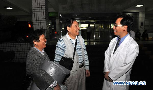 Tourists talk with a doctor after being rescued in Ilan County, southeast China&apos;s Taiwan, Oct. 22, 2010. According to the lastest statistics from Taiwan&apos;s emergency operation center, more than 400 tourists from the Chinese mainland were stranded on the Suhua Highway because of the landslide. Seventy people have been evacuated from the landslide site by helicopter. Some 330 others were waiting for rescue along the highway.