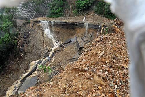 Part of a damaged road linking Su-ao and Hualien is seen following pounding of rainstorms brought by Typhoon Megi in Yilan county, Taiwan, Oct 22, 2010. [Xinhua] 