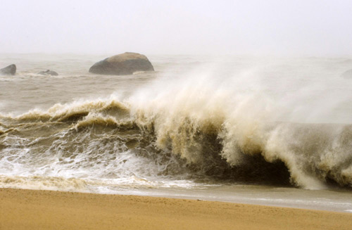 Big waves are seen in Xiamen, East China's Fujian province on Oct 23, 2010. Megi, the 13th typhoon to hit China this year, made landfall in Zhangpu City in Fujian at 12:55 pm Saturday, authorities said. [Xinhua] 