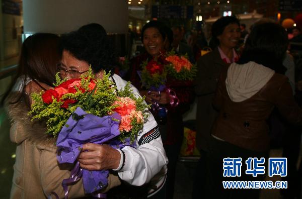 On October 22, the first group of 24 Chinese mainland tourists who had been trapped in the landslide occurred on east coast of Taiwan's Suhua highway arrived in Beijing Capital International Airport.