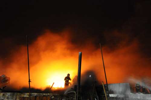 Firefighters work at the scene of a fire in Dalian, Northeast China&apos;s Liaoning province, Oct 24, 2010. A fire broke out Sunday afternoon at the scene of a July 16 blast involving two oil pipelines in Dalian, the local authority said. [Xinhua] 