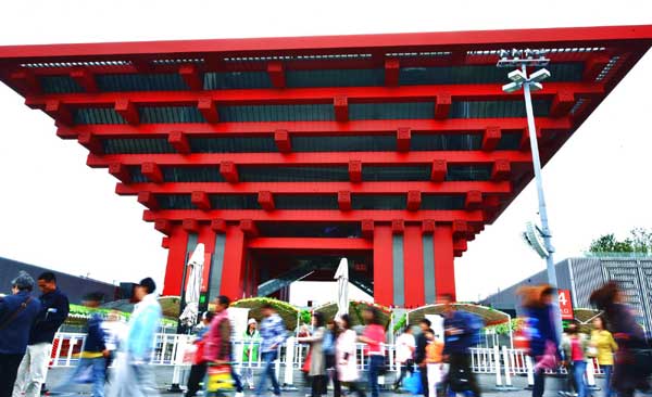 Visitors walk around at Shanghai World Expo in Shanghai, Oct 24, 2010. [Xinhua] 