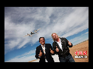 Virgin boss Richard Branson (R) and New Mexico Governor Bill Richardson (L) pose with the Virgin Galactic VSS Enterprise spacecraft after it's first public landing during the Spaceport America runway dedication ceremony. [Chinanews.com] 