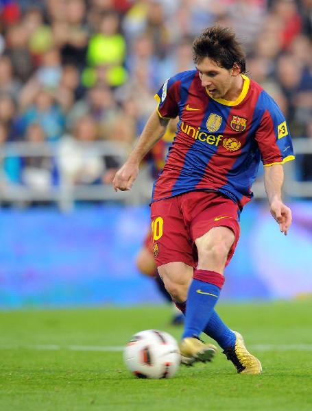 Barcelona's forward Lionel Messi shoots the ball against Zaragoza during their Spanish League football match Barcelona against Zaragoza at Romareda stadium in Zaragoza. (Xinhua/AFP Photo) 