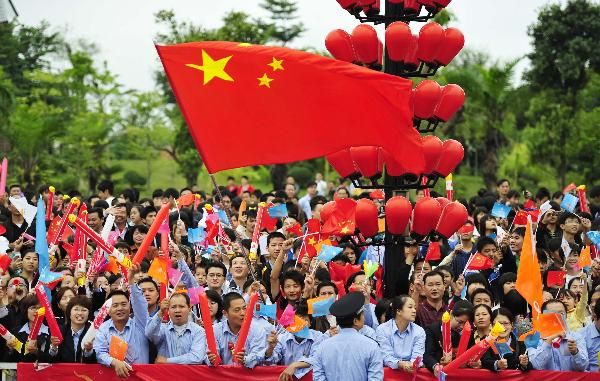 People cheer during the Torch Relay for the 16th Asian Games in Meizhou City, South China's Guangdong Province, Oct. 24, 2010. [Xinhua/Liang Xu]